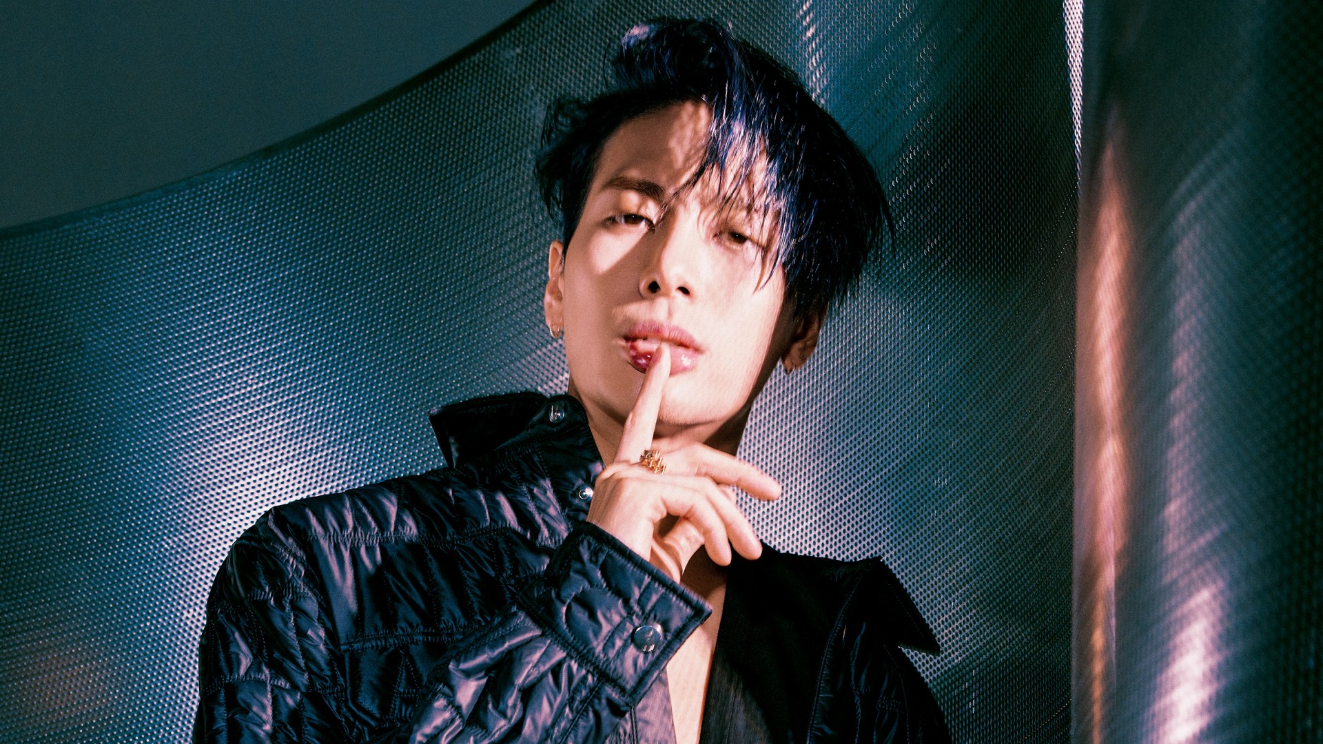 王嘉尔被曝古早恋情,女方描述大量细节晒韩文情书,网友纷纷质疑