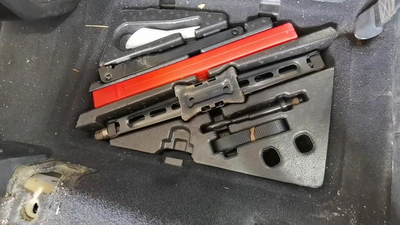 福特锐界随车工具箱里的这个工具是做什么的,说实话我也不知道.