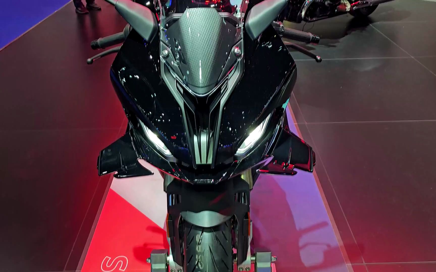 2023 款 BMW S1000RR 车展实拍,还是黑色更帅一筹!哔哩哔哩bilibili