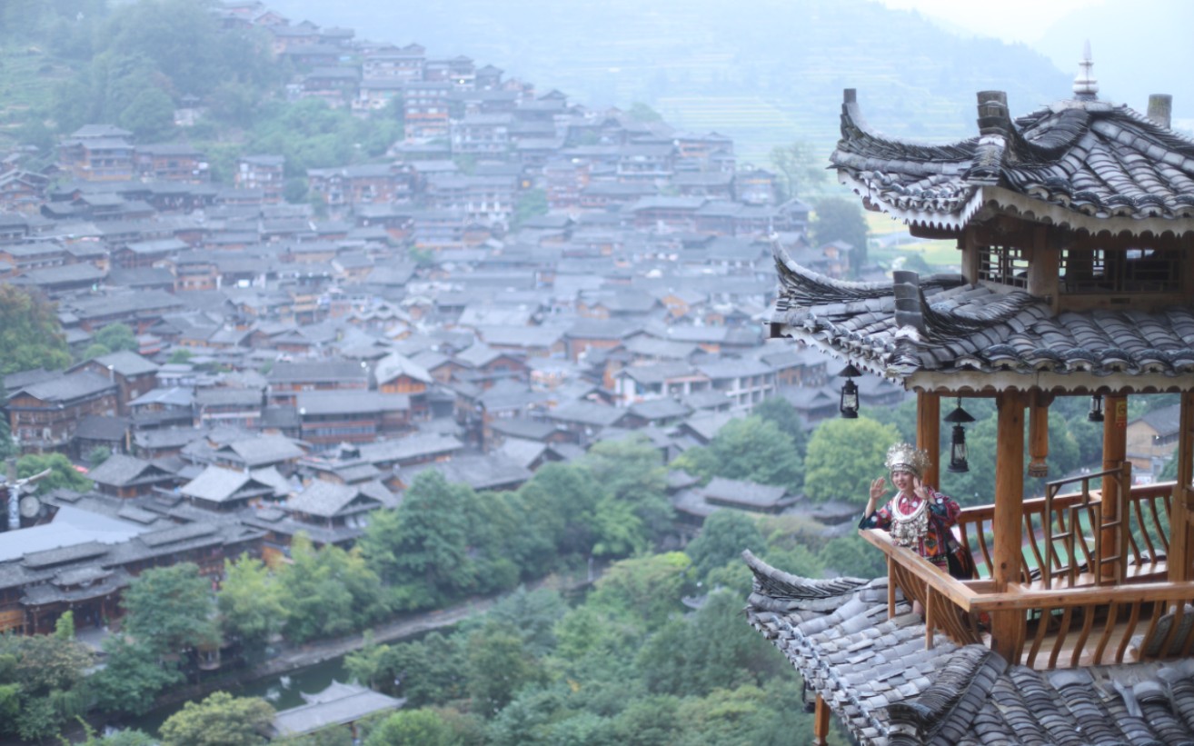 [图]千人千面|苗服初体验|服饰的温度|银子真便宜|耳朵要聋了|苗族服饰