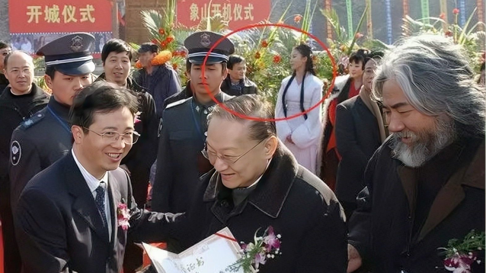 后面那个是马云?