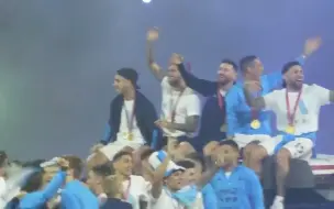 Download Video: Argentina🏆！五个坐在车顶的憨憨😂