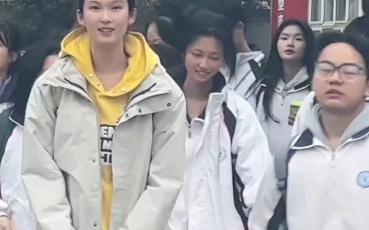 男高中生站在191cm女高中生身边的人普通小土豆一样！-高个子账号请看动态-高个子账号请看动态-哔哩哔哩视频