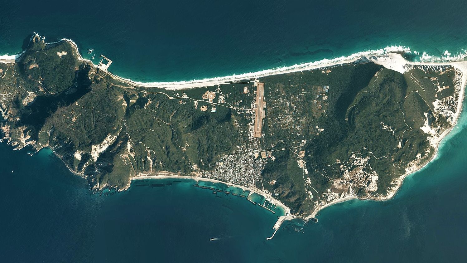 空中看云层下的新岛,伊豆群岛