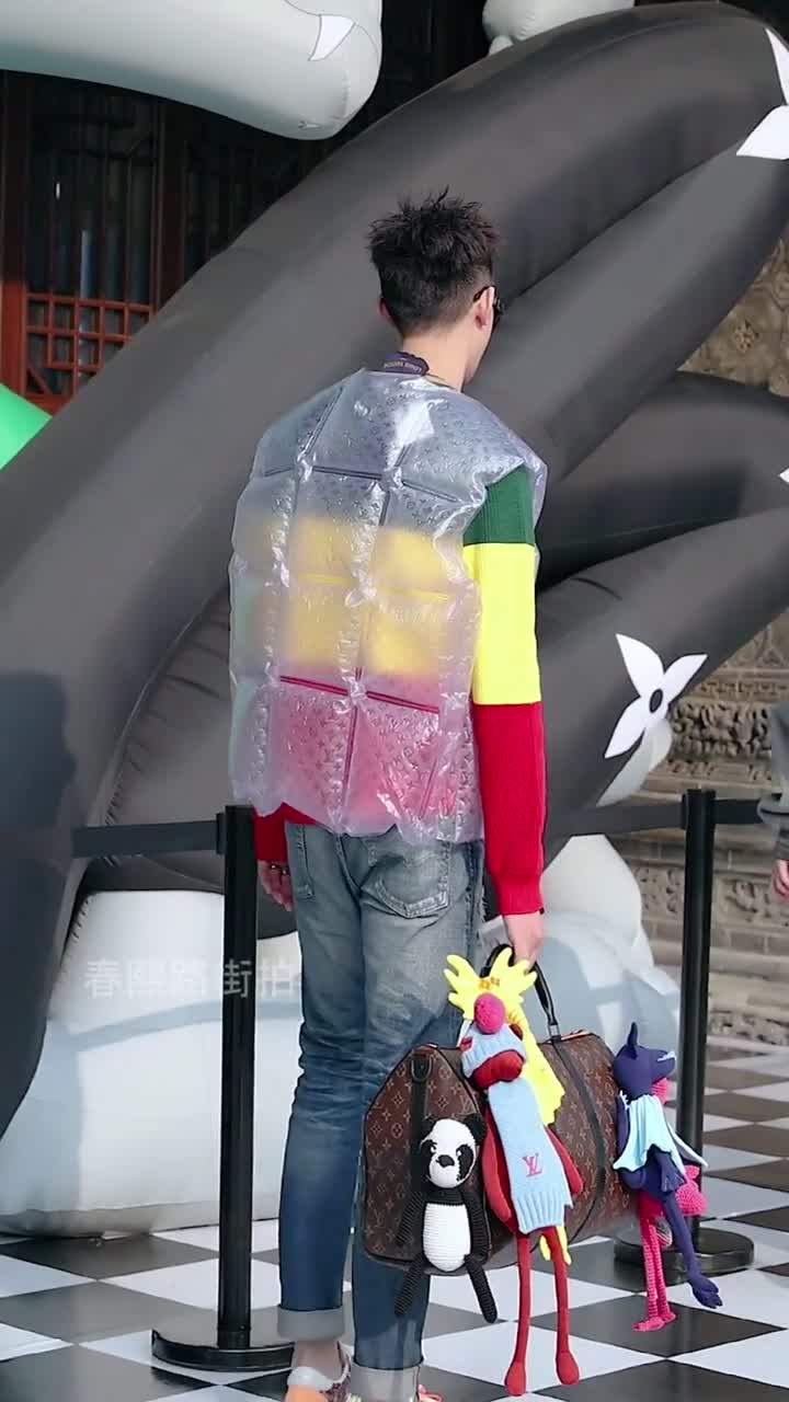 成都男子拿lv空气马甲当救生衣,结果悲剧了