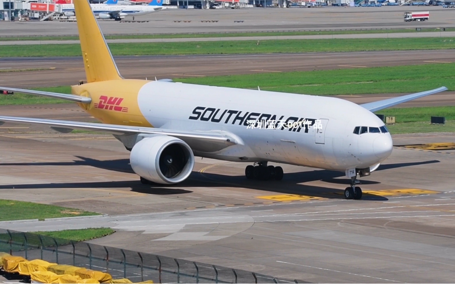 机尾印有dhl字母的美国南方777货机绕个大圈后拐进国际货站前停机位.