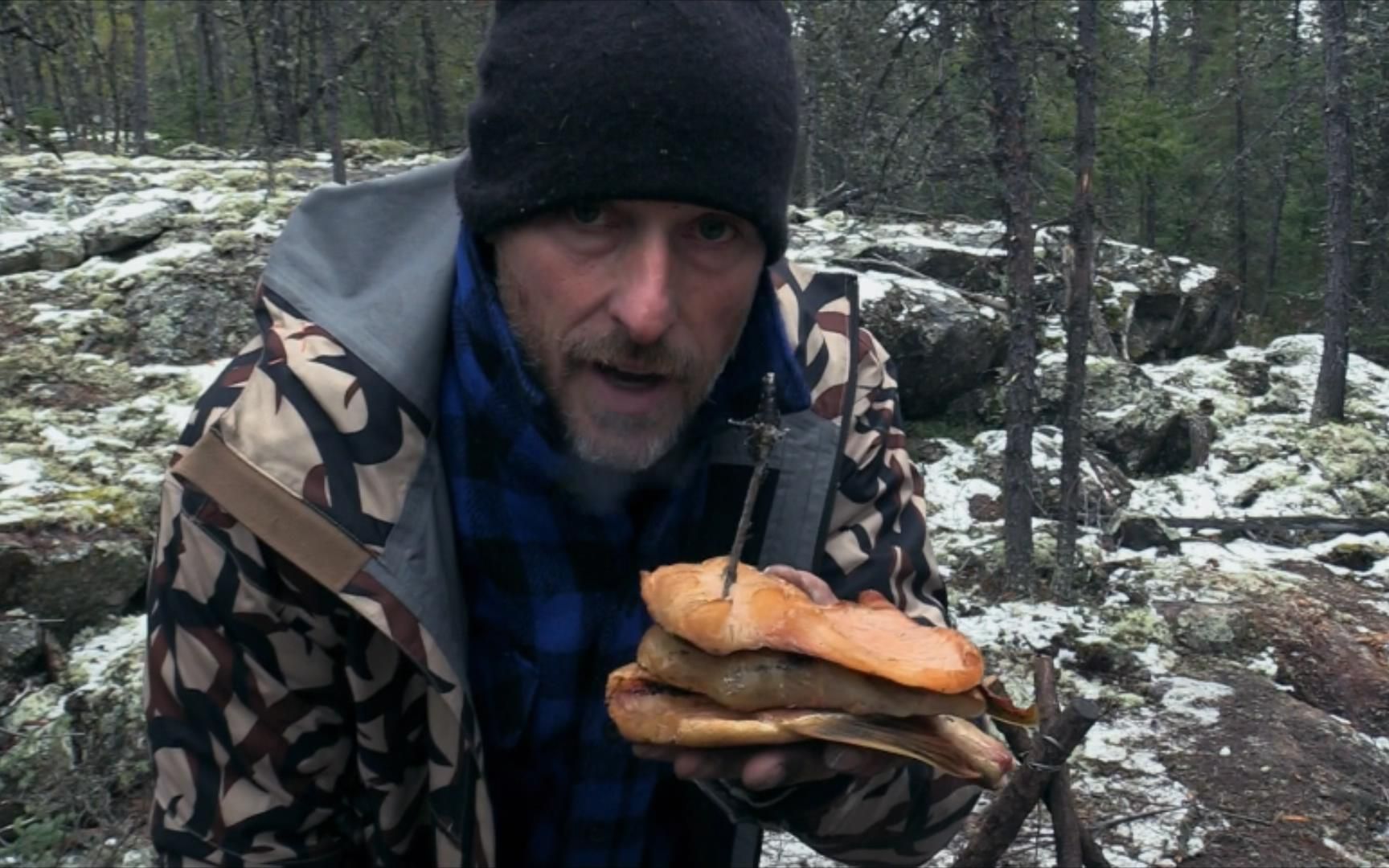 10人北极荒野求生,大佬做鱼肉汉堡包,一次捕获两只野松鸡