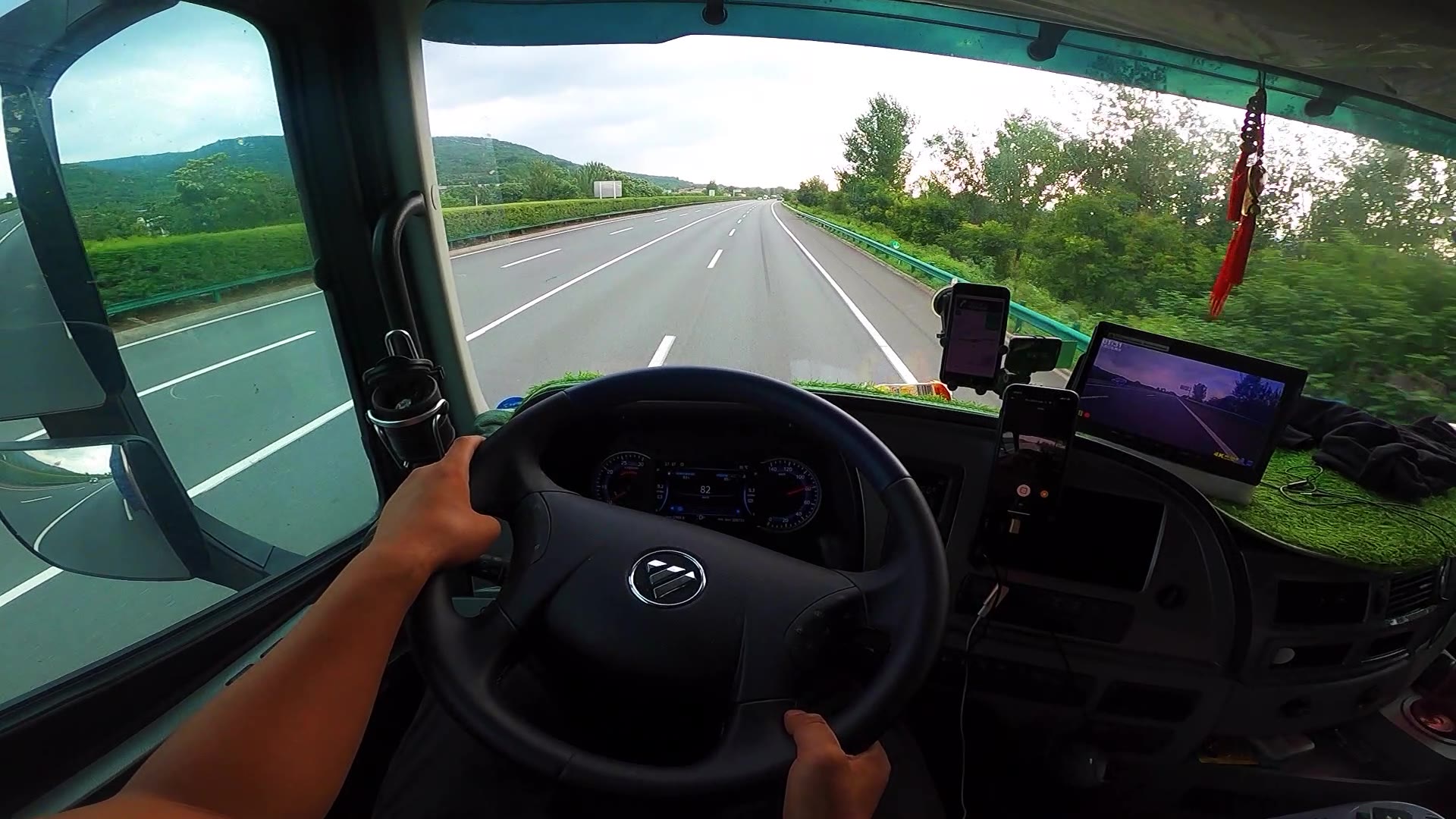 「中国卡车司机第一视角」西安最宽8车道行驶,这条路开着舒服