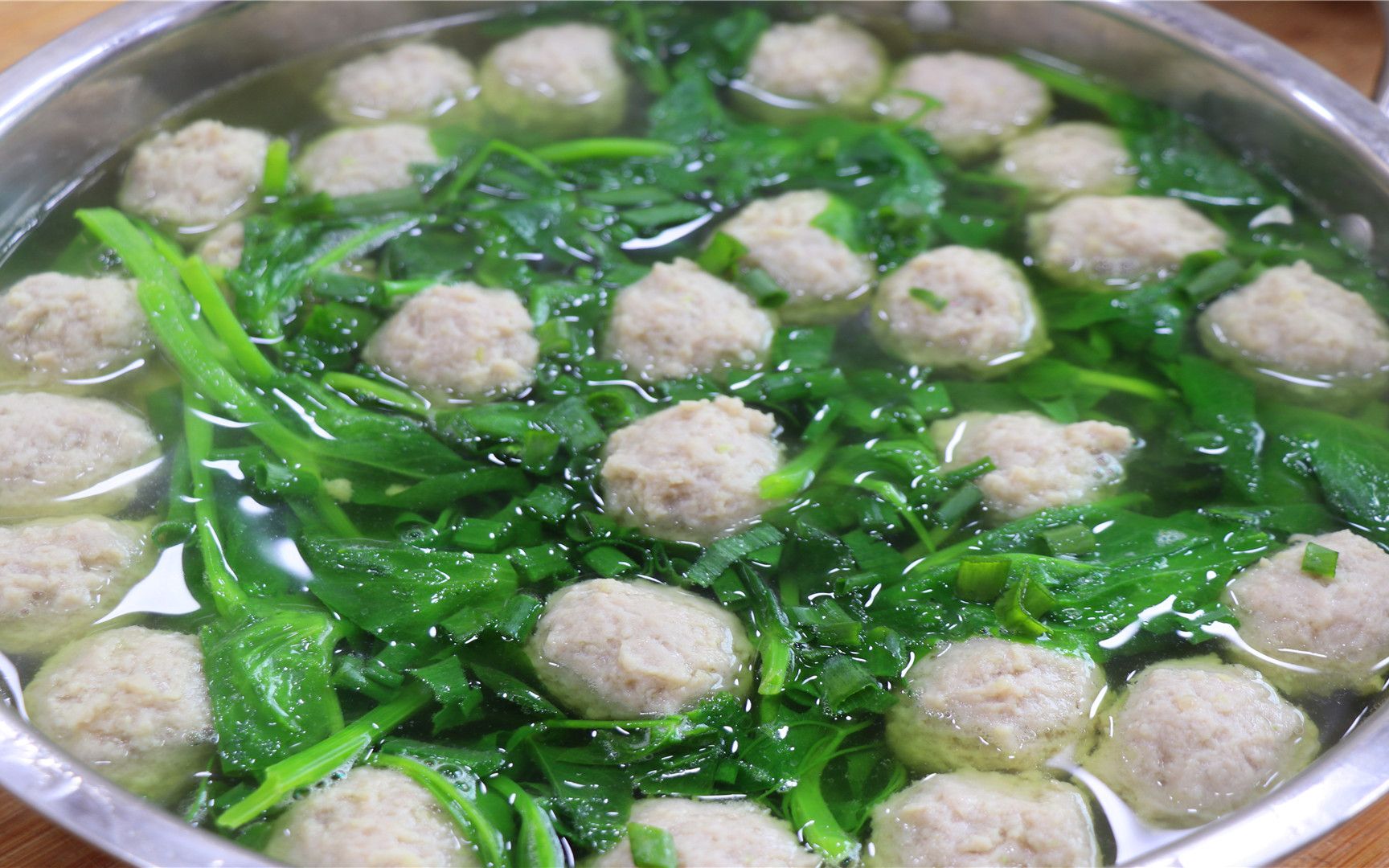 丸子汤想要好吃有诀窍,关键在调肉馅比例,这样做丸子不散还q弹