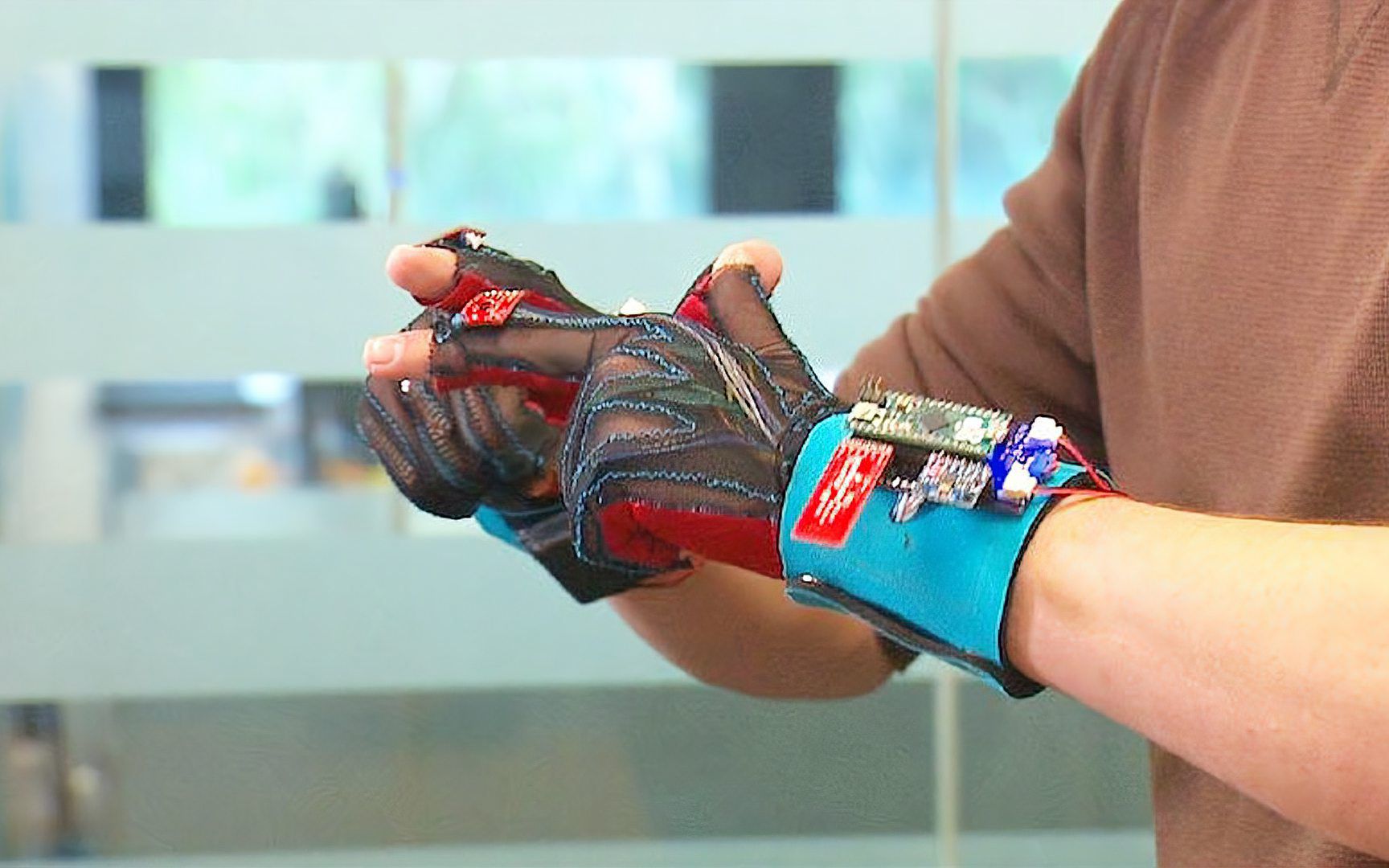 不可思议的手套,戴上后聋哑人就能"开口说话",真正的高科技!