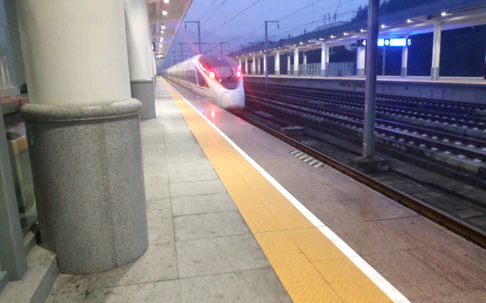 g2195次列车宜宾西出站