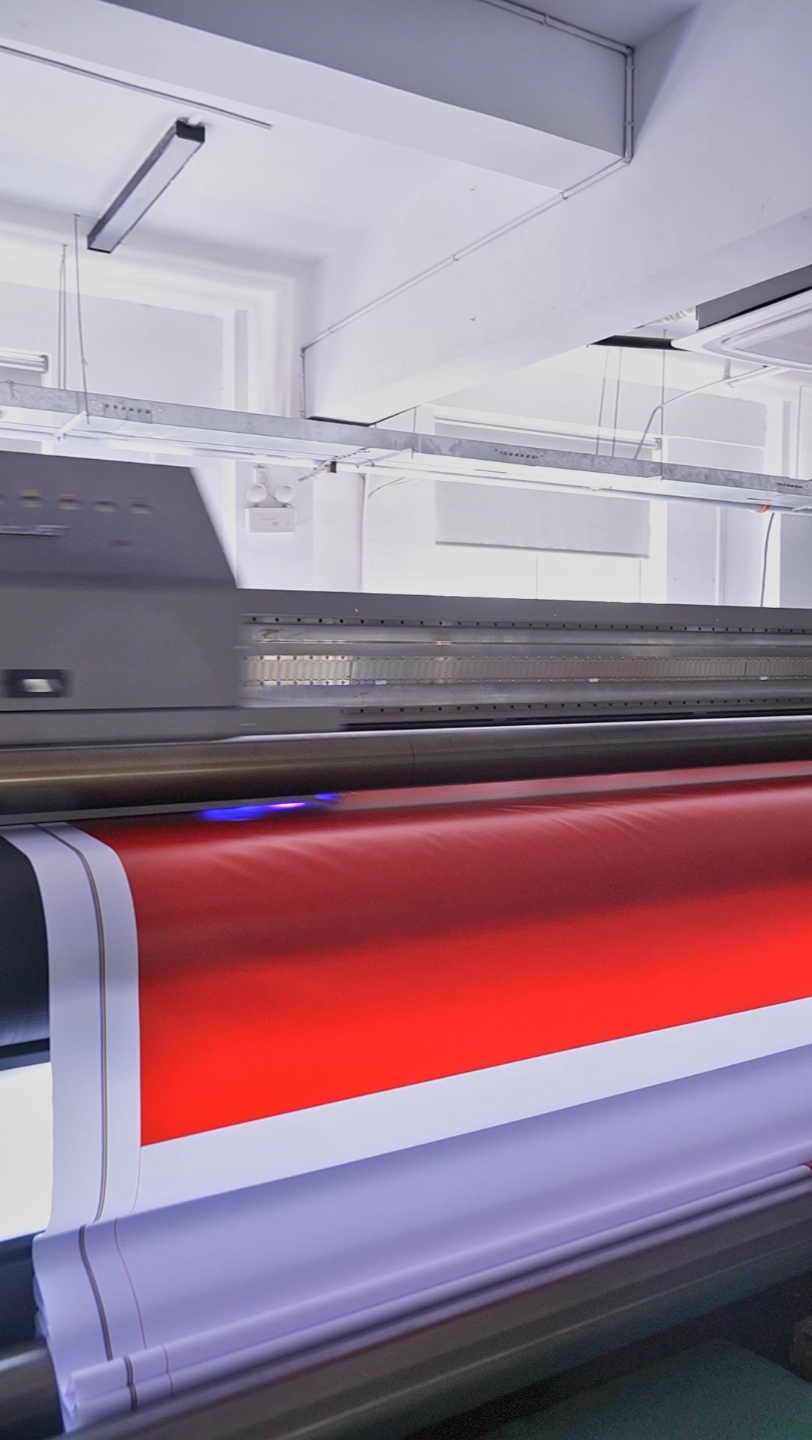 新勇星广告喷绘车间工作日常