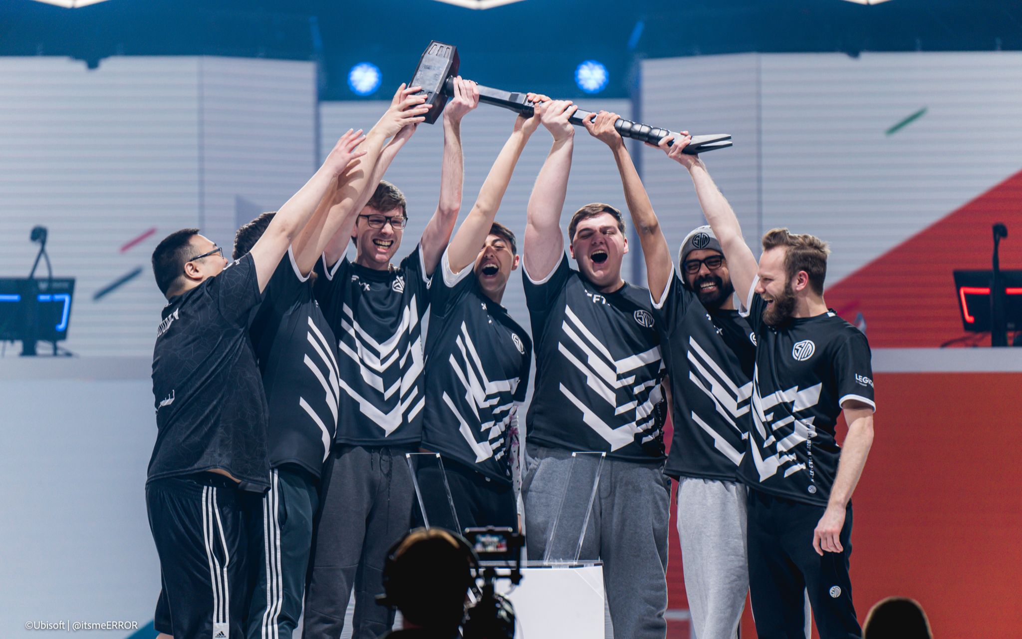 【TSMFTX R6 中字】夺冠瞬间以及颁奖时刻_哔哩哔哩bilibili_彩虹六号