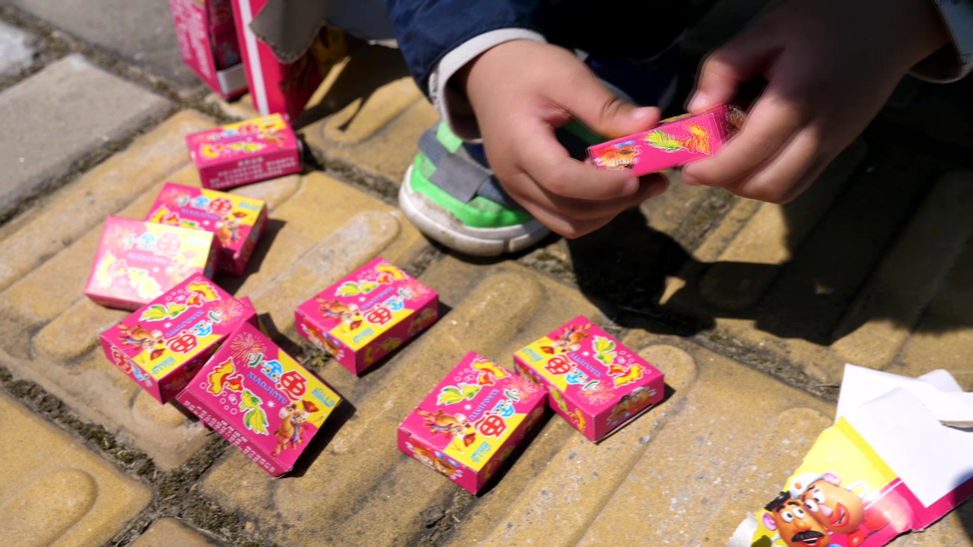 许多橙子弟弟玩小金鱼鞭炮