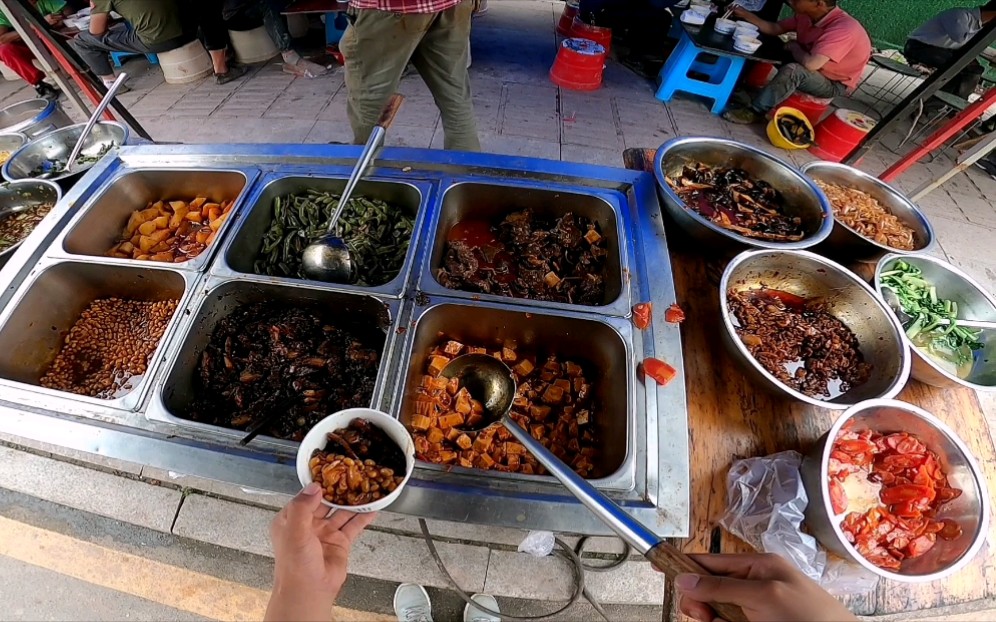 工地外边10元快餐,饭菜管饱不限量,农民工最佳选择,老板会亏吗