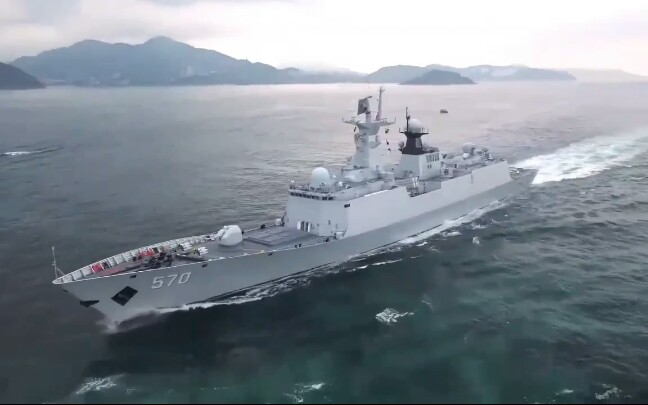 [图]導彈驅逐艦海口艦、導彈護衛艦黃山艦組成的中國人民解放軍海軍艦艇編隊，返航途中靠泊香港。