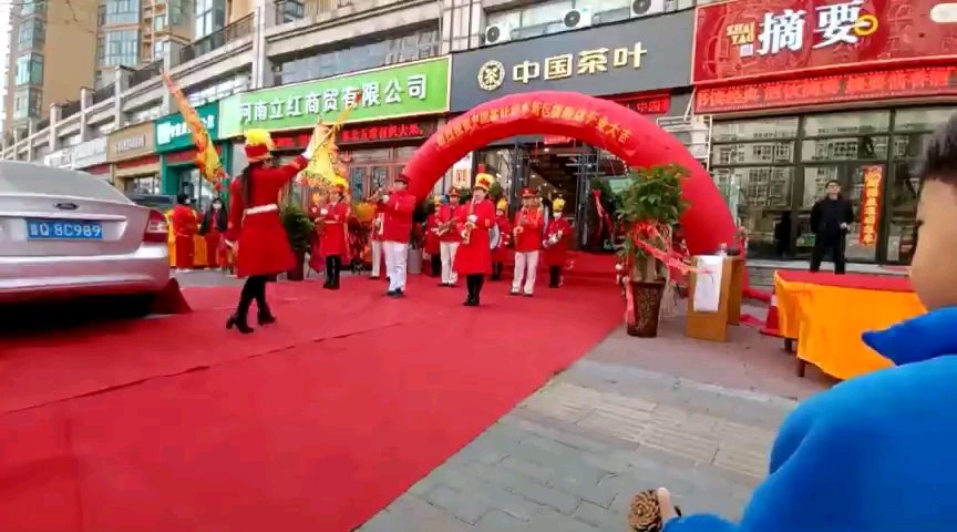 [图]斯拉夫女人的告别～本地特色乐团演奏