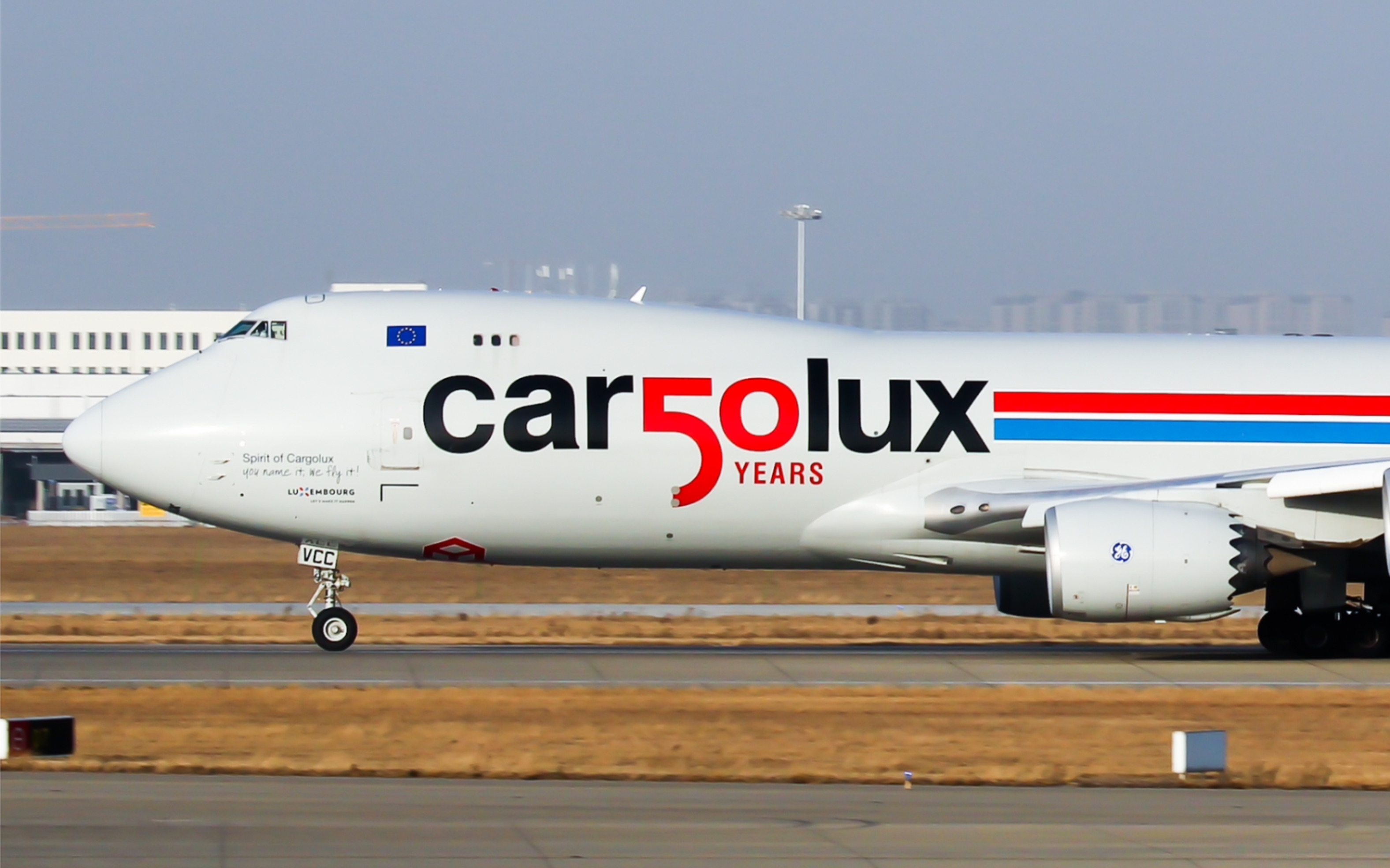 [cgo]卢森堡货运航空lx-vcc大50周年彩绘郑州新郑国际机场起飞