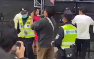 Download Video: 四川成都草莓音乐节男子竖中指挑衅警察被当场拿下！