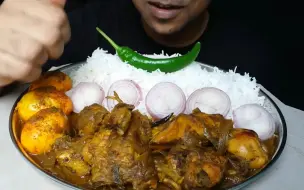 Video herunterladen: 罗望子炖鸡和咖喱鸡蛋Food Tamarind Chicken and Spicy Egg Curry Eating With Basmati Rice