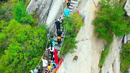 [图]华山苍龙岭，台阶530余级，步行登山必经之路，华山著名险道之一，如履薄刃绝占壑千尺的地势让很多人望而却步！