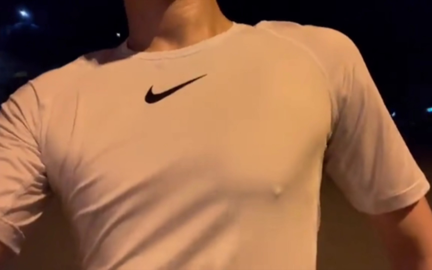 有没有男生穿紧身衣的时候,乳头很突出