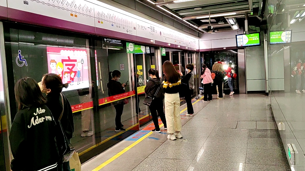 广州地铁6号线列车进站(香肠蔡卫阳拍摄)