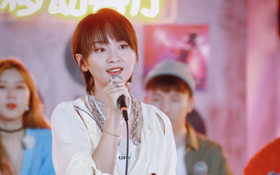 周笔畅街头深情演唱《岁月神偷》，歌声温暖治愈！