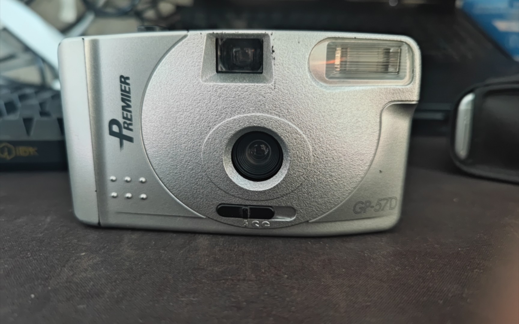 帮忙清理单位仓库翻出两台premier胶片相机,上面还有不知道谁的签名