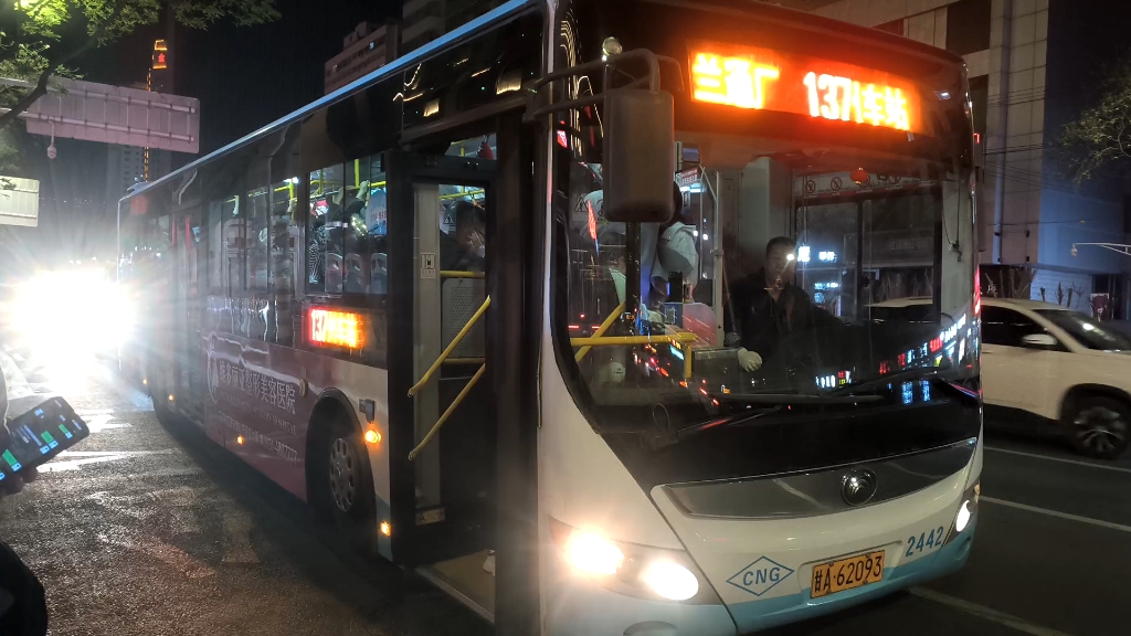 【兰州公交】五一假期服务不足盛况 兰州公交137路中山桥发车