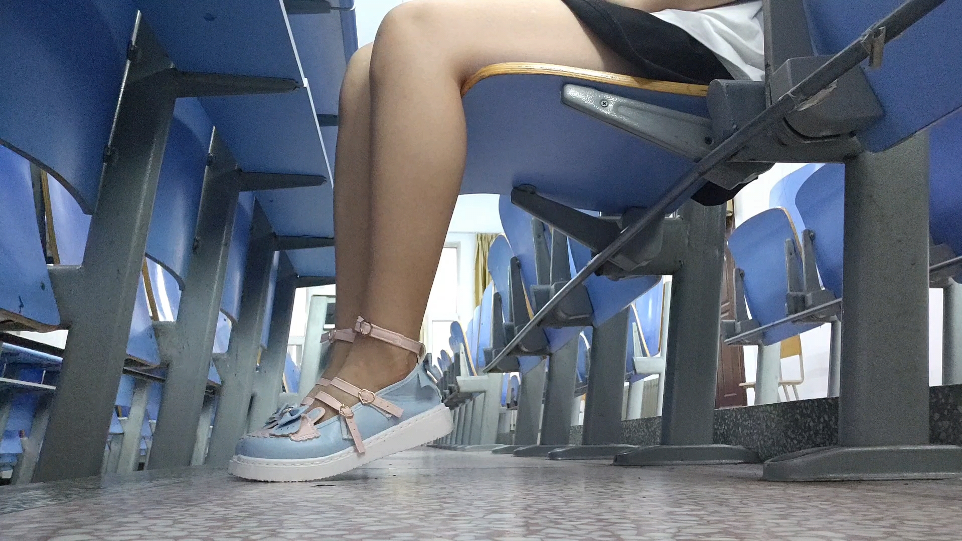 忠告光脚穿鞋会很臭的