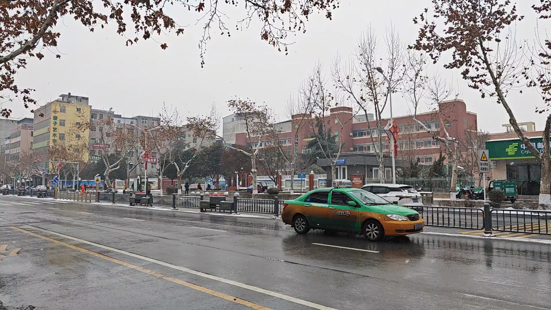 雪中街道漫步