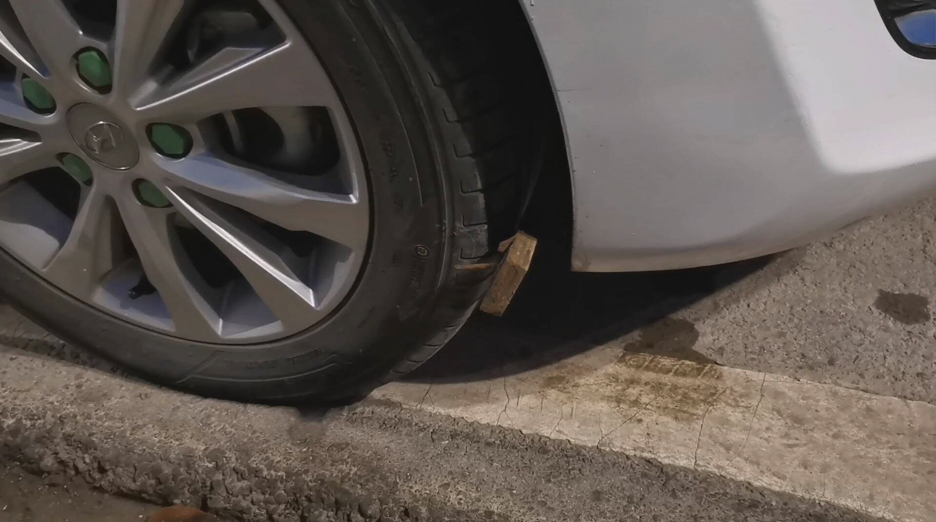 工地门口发现车胎被扎,很大一颗钉子,陈半仙儿赶紧给车主打电话