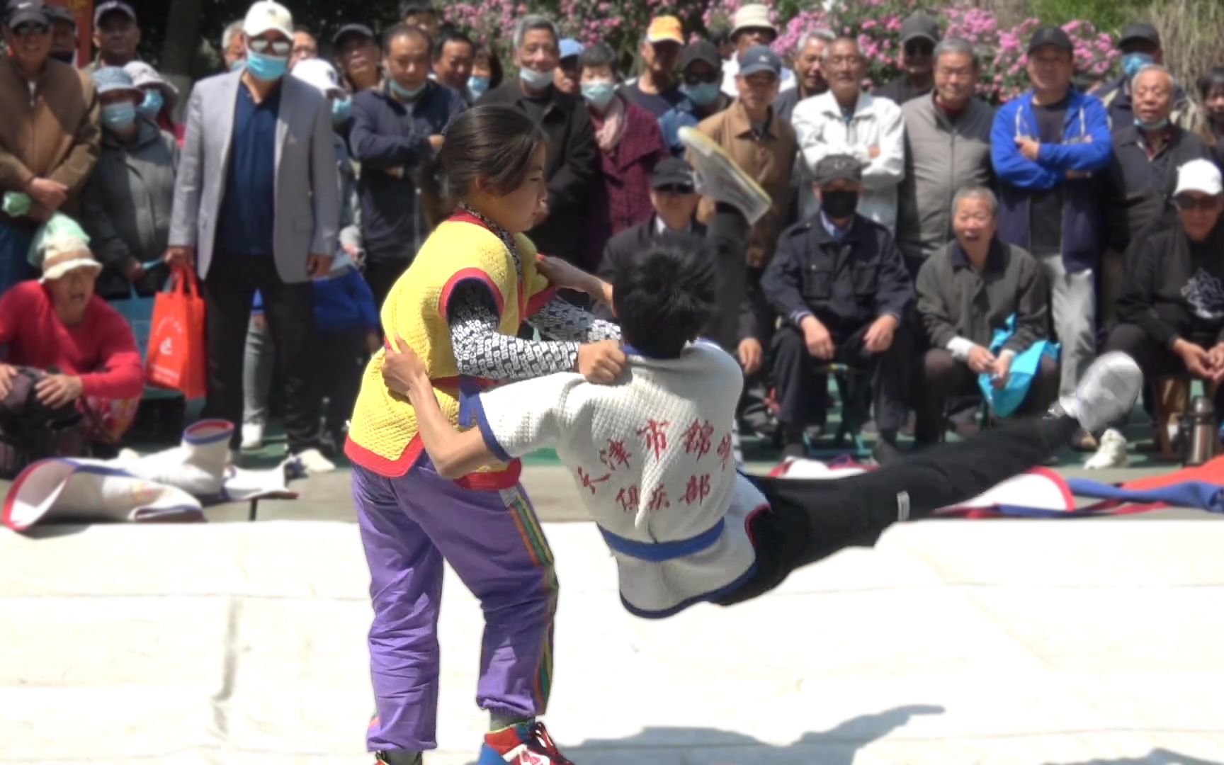 天津摔跤这个小女孩挺有意思每次摔完对手自己还来个屁股蹲儿