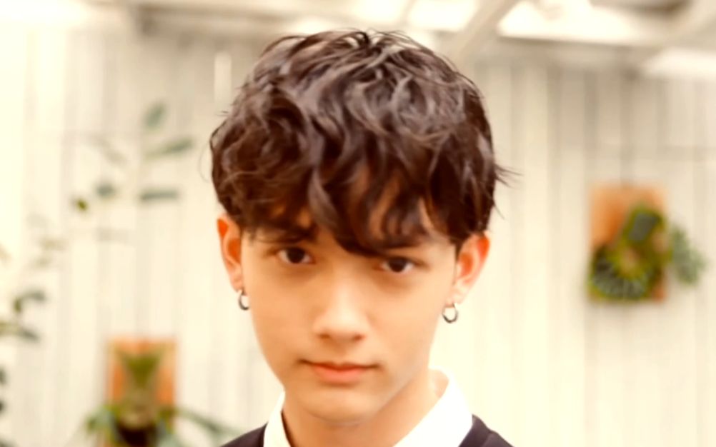 小伙头发细软扁塌没精神,这款雷根烫发型增加立体感与时尚感,更精神更