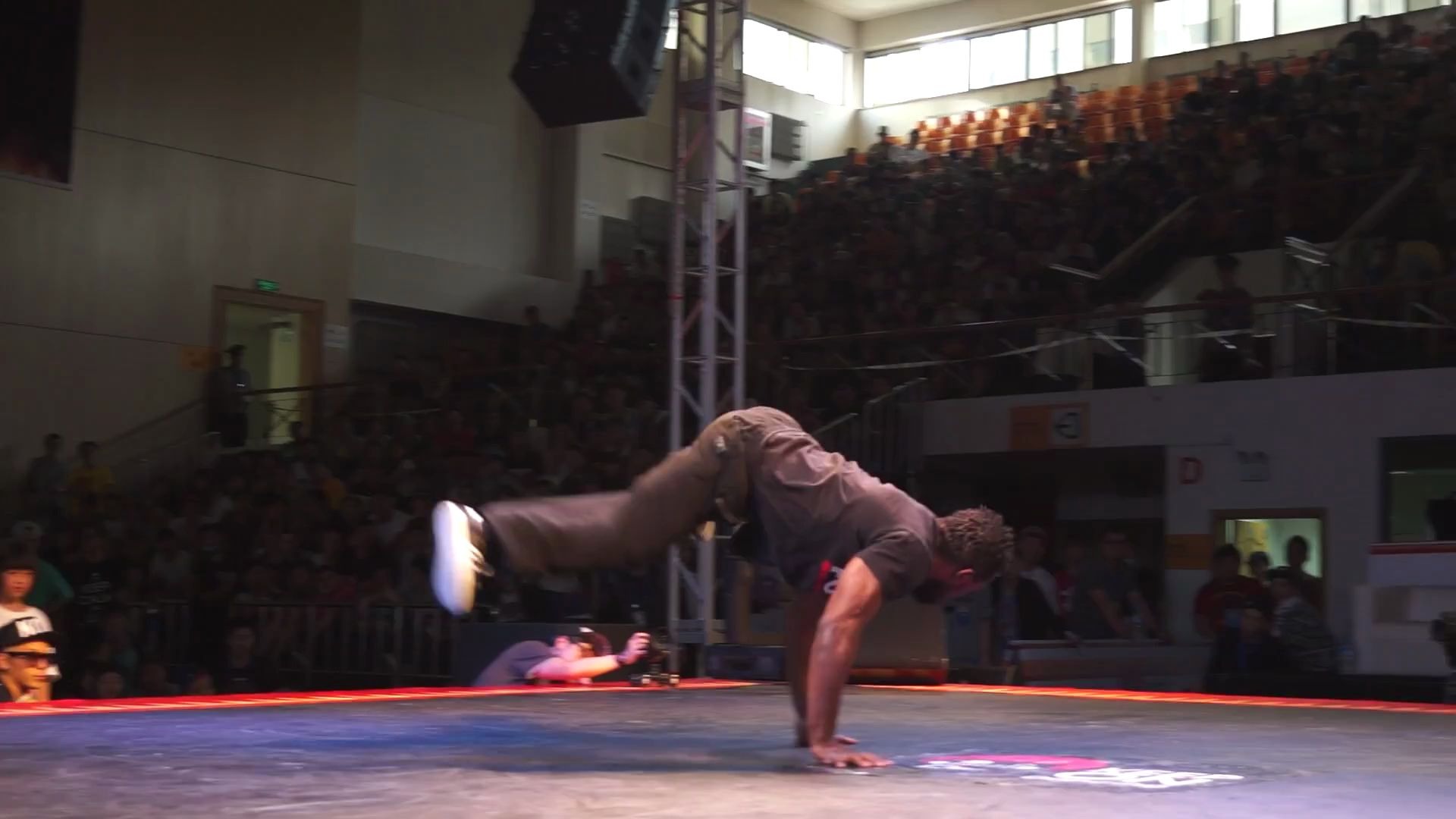 [图]Bboy Junior (France) Breaking裁判表演 KOD9