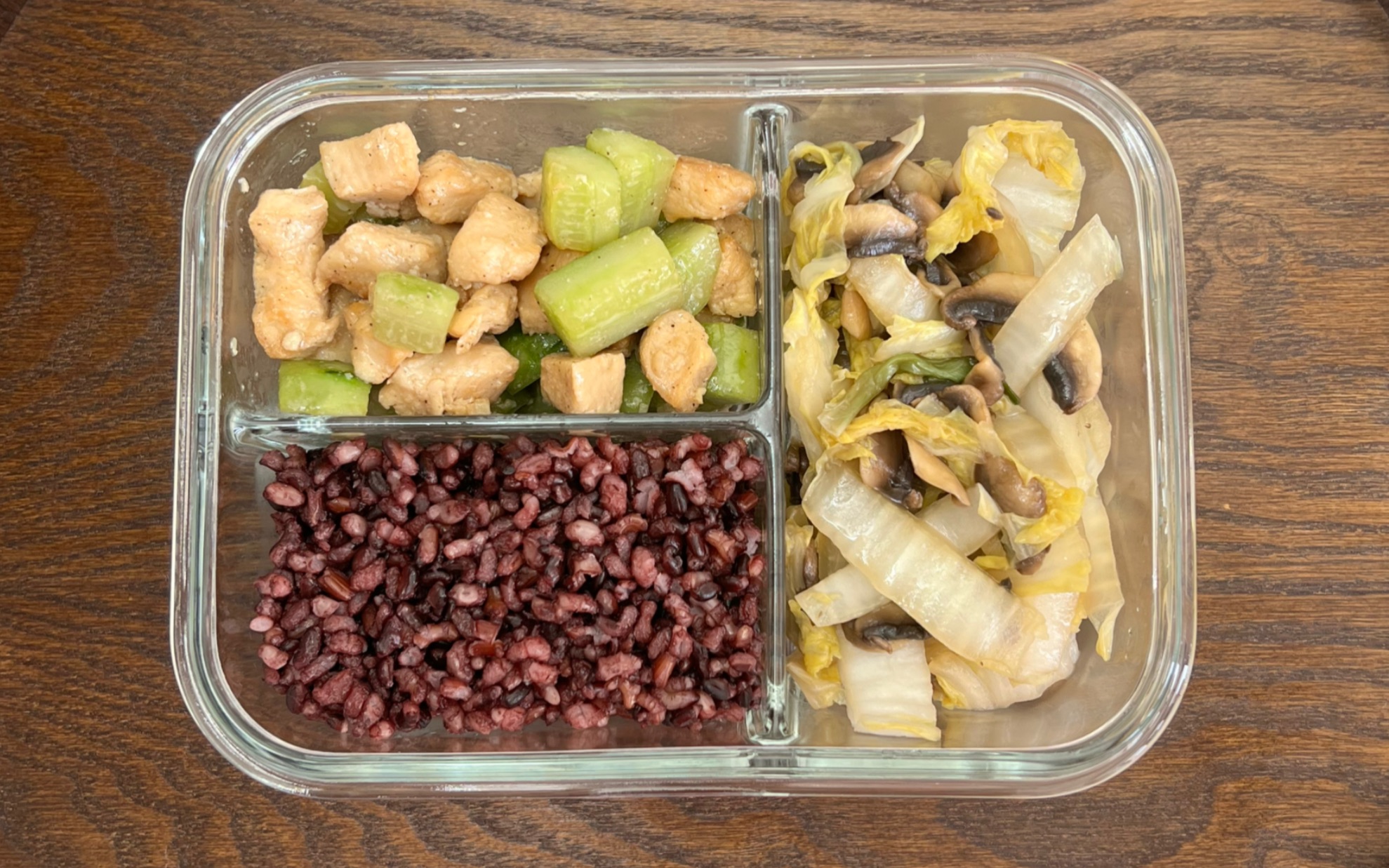 坚持自己做减脂餐第13天|今日午餐便当:鸡胸肉黄瓜丁 口蘑炒白菜 糙米