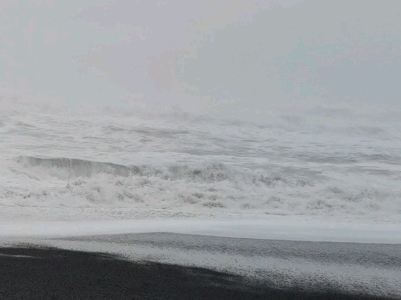 黑沙滩,位于冰岛,是一个由火山石形成的沙滩.黑沙滩的确是纯黑色的沙地,有点粗糙,但近海的地方沙还是非常细.黑色的海和沙,加上乌云密布,说是...