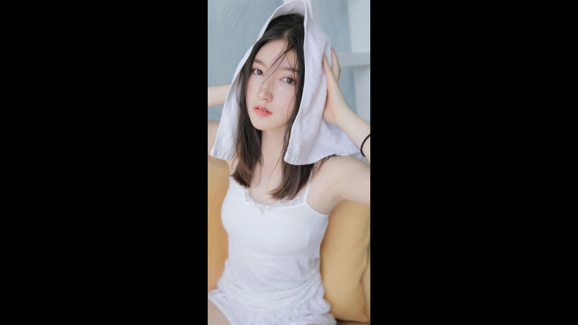 大御后宫 阳光清纯的美少女白色吊带背心室内写真哔哩哔哩bilibili