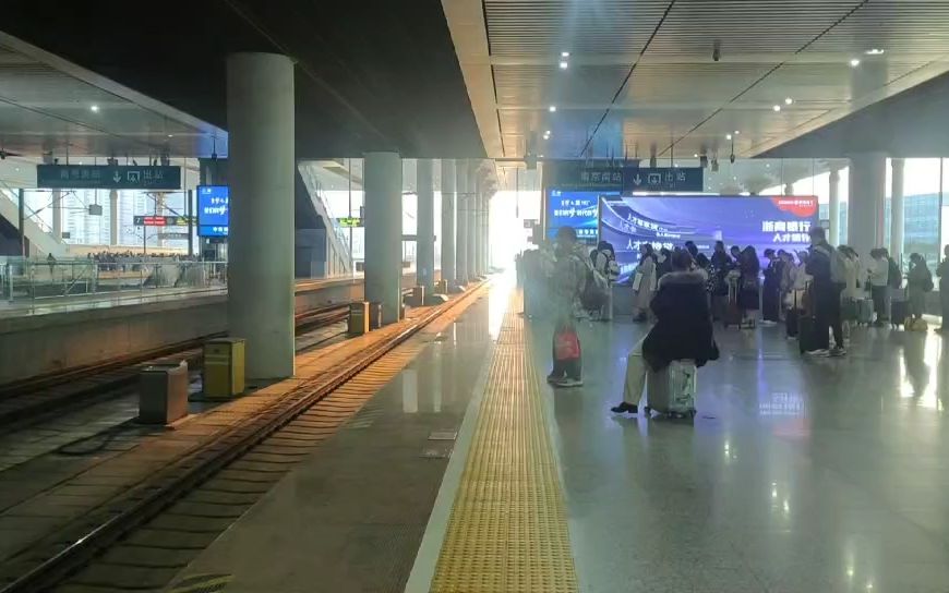 g1919次列车进南京南站