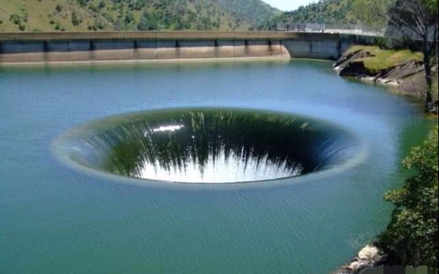 谷歌地球卫星视角看美国水坝巨型泄洪洞_哔哩哔哩 (゜-゜)つロ 干杯