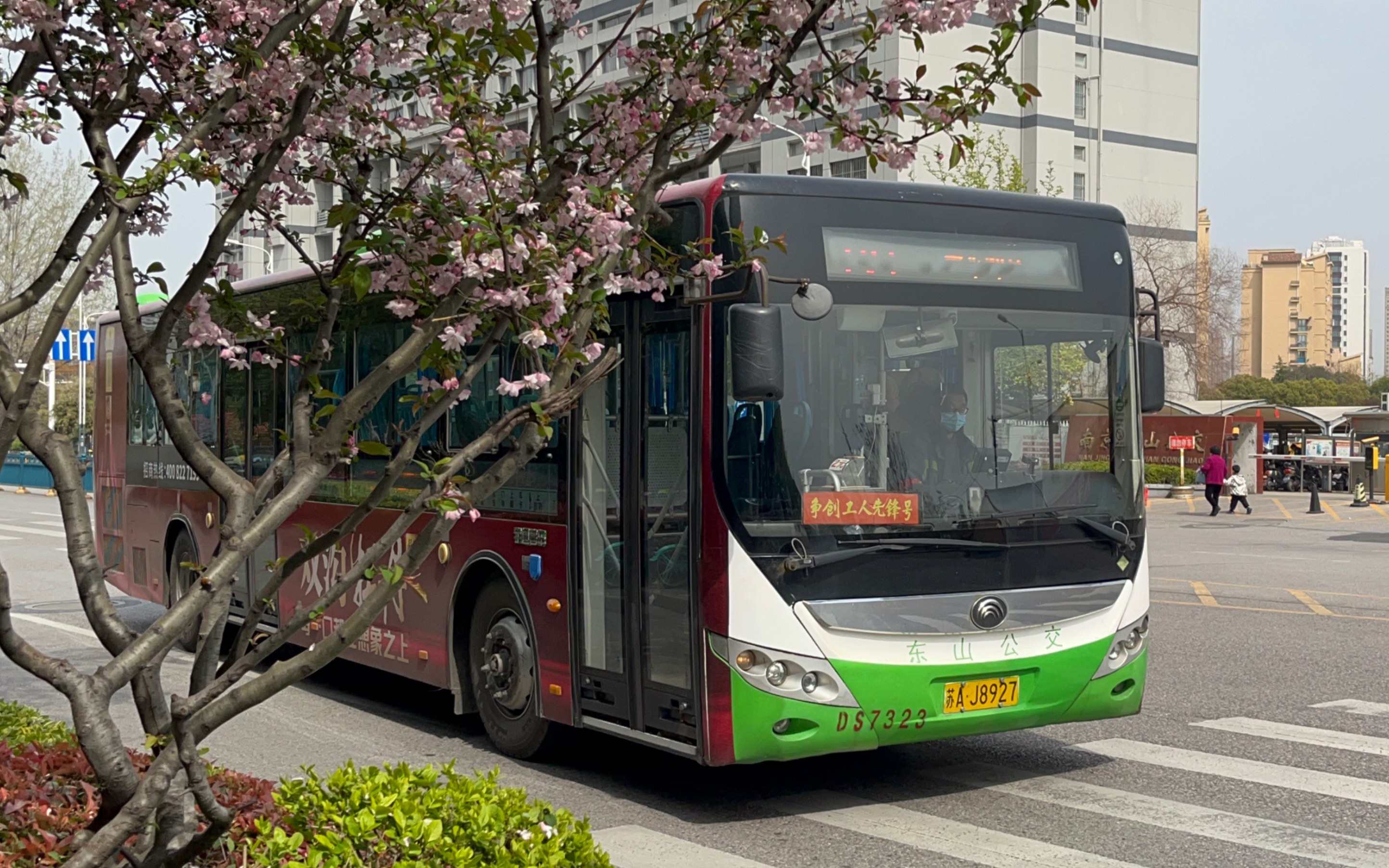 【南京东山公交】701路宇通zk6125chevnpg4通过双龙街隧道