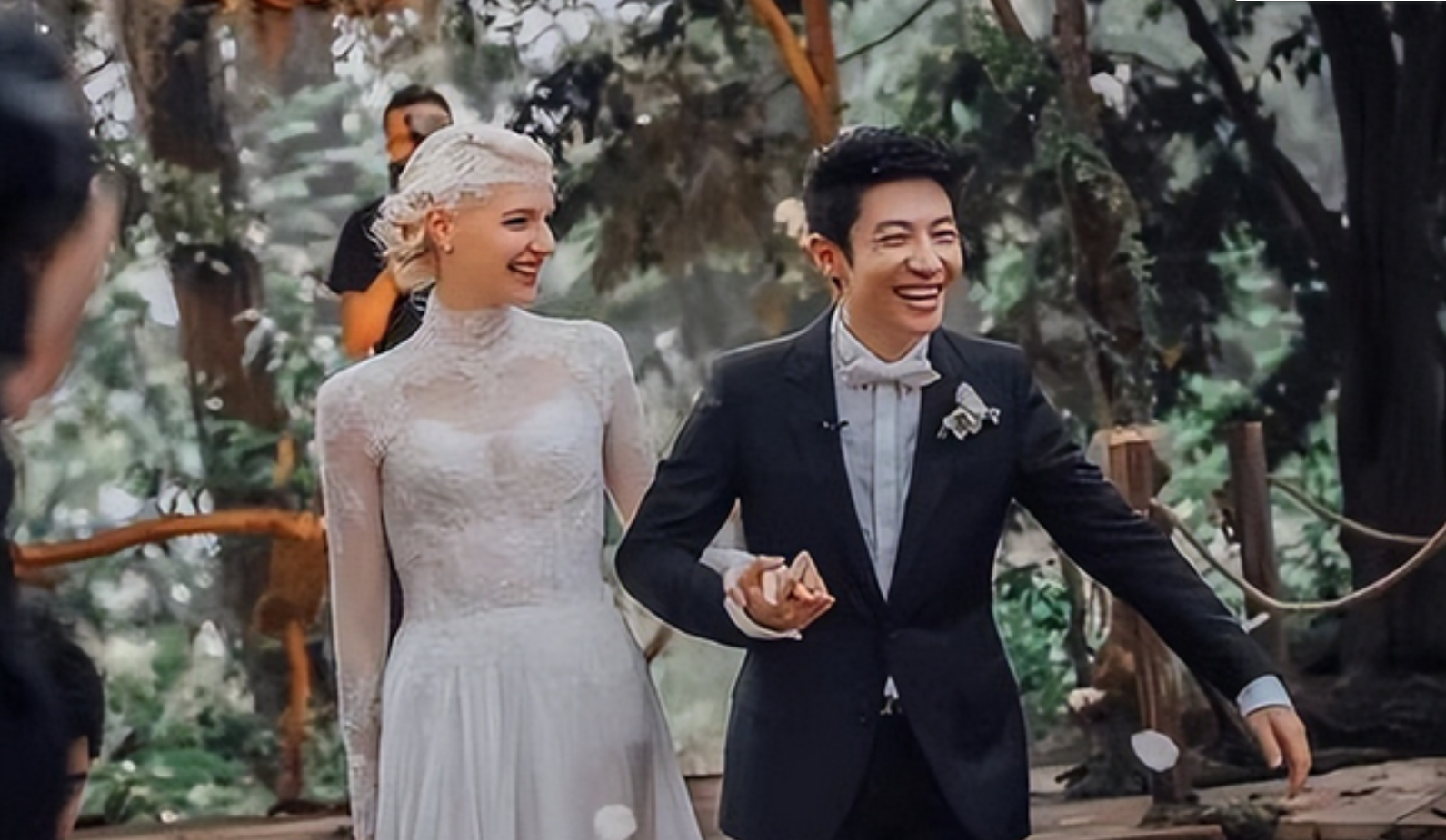 撒贝宁夫妇带龙凤胎到公园野餐,李白长腿抢镜,2岁女儿软萌可爱