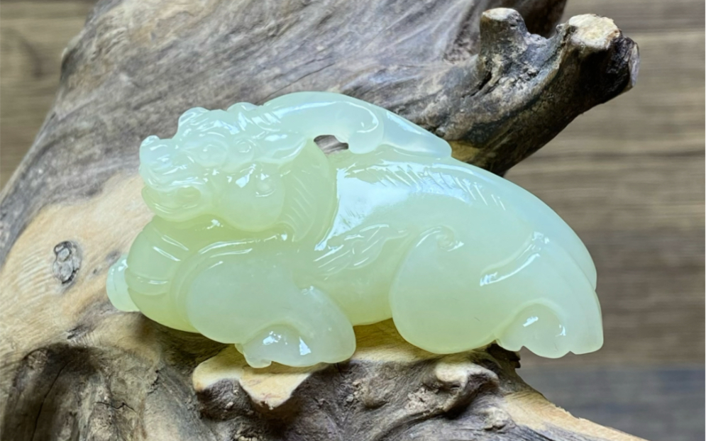 和田若羌黄口料《貔貅》吊坠尺寸:56.2/24.4/26.9mm重量:41.5g