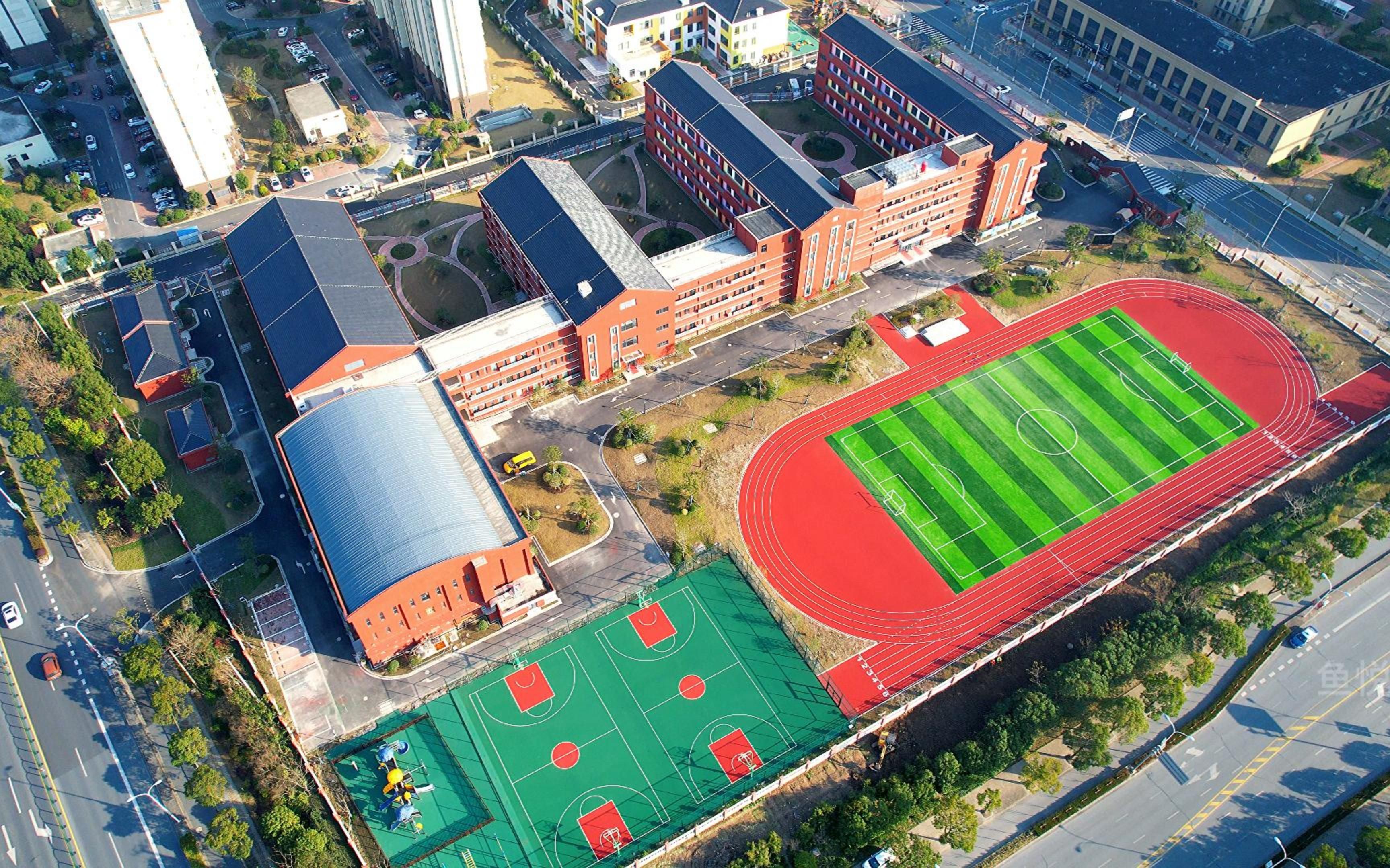 航拍上海市南汇第二中学