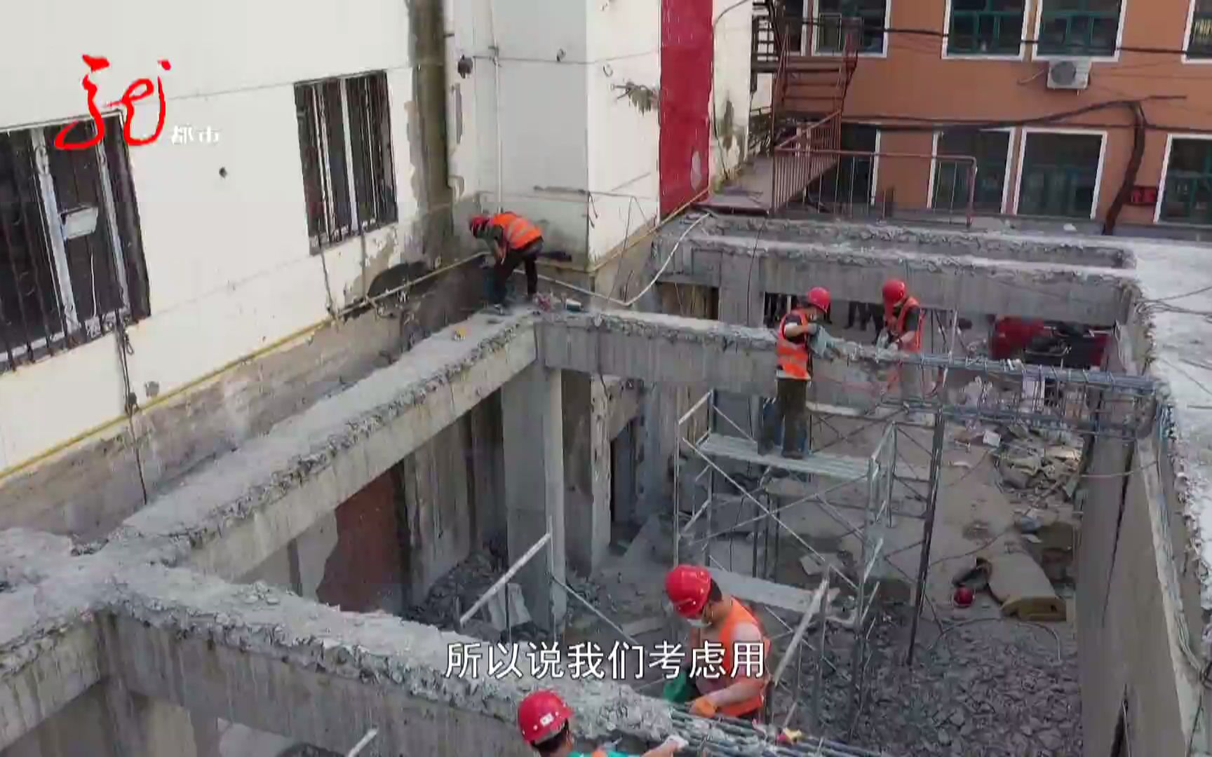 哈尔滨执法部门集中整治老旧小区违章建筑 保障小区建筑安全哔哩哔哩bilibili