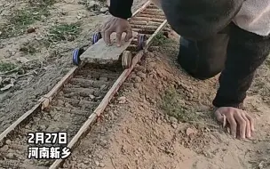 Скачать видео: 长达60米！自闭症男孩就地取材造“铁路”：玉米芯为枕，木头为轨，瓶盖为车轮