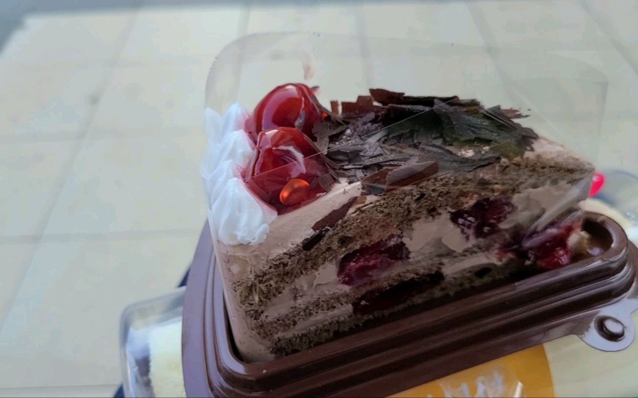 广州酒家利口福的黑森林蛋糕切件,下午4点就可以有当天到期面包蛋糕6