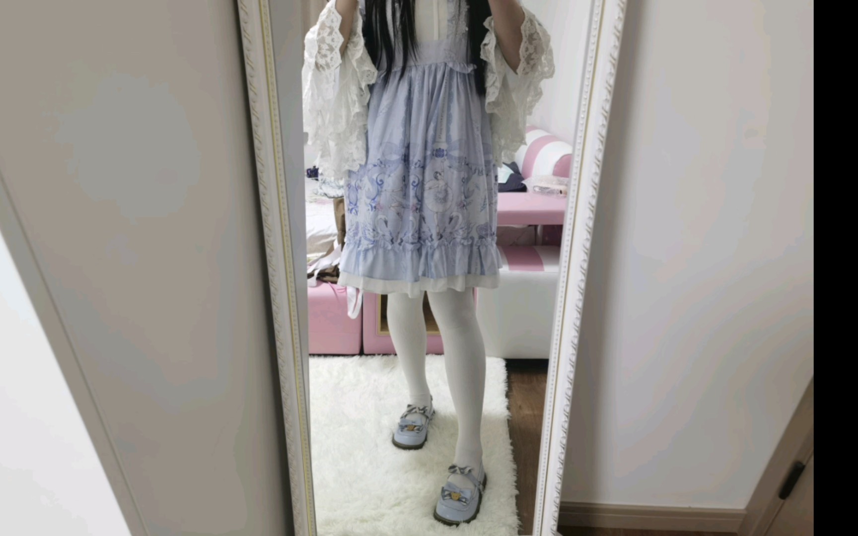 漂亮的小裙子当然要配白袜子