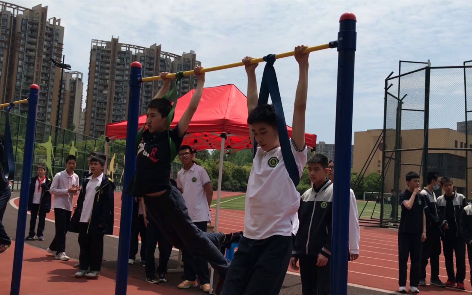 14班 小朋友引体向上